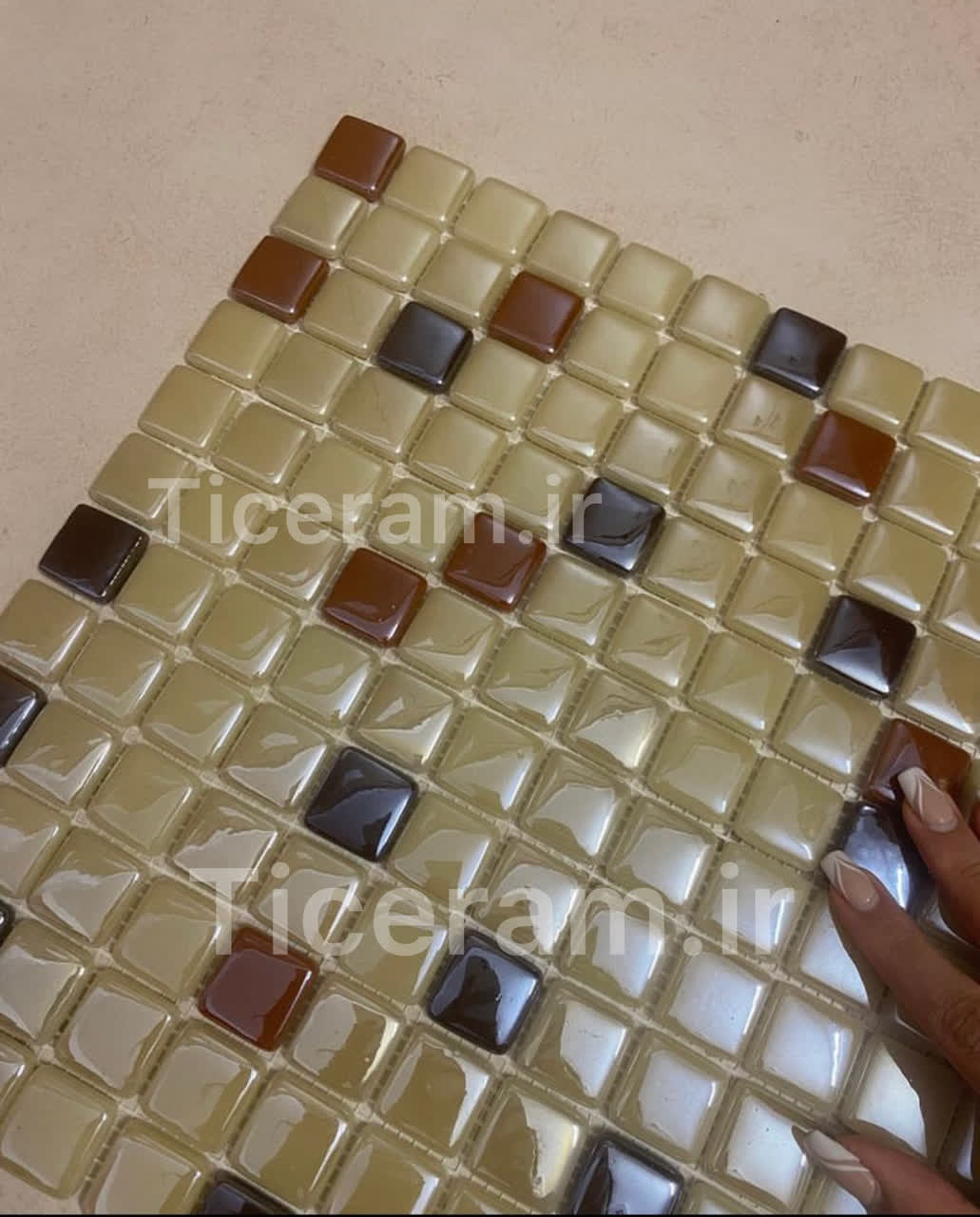 تایل شیشه ای پشت توری کرم استخری رویال گرانیت