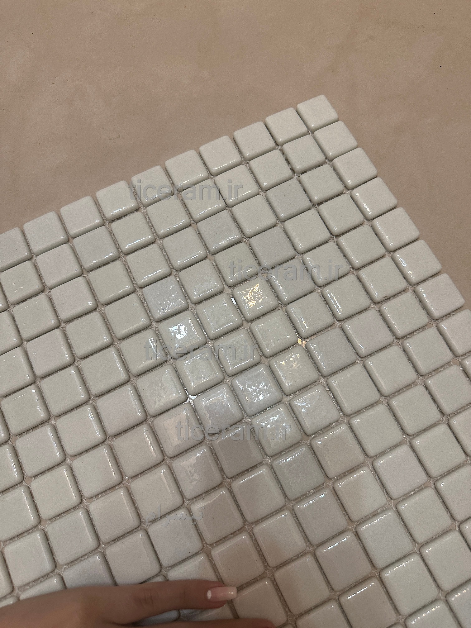 کاشی سفید پشت توری شیشه ای