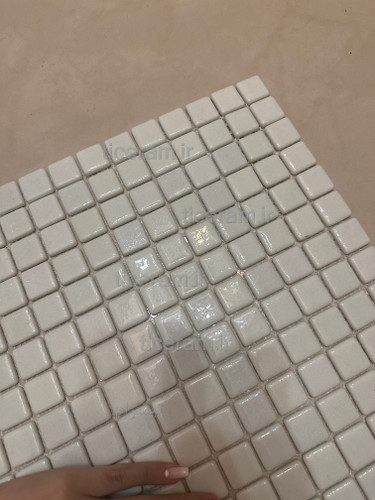 کاشی سفید پشت توری شیشه ای