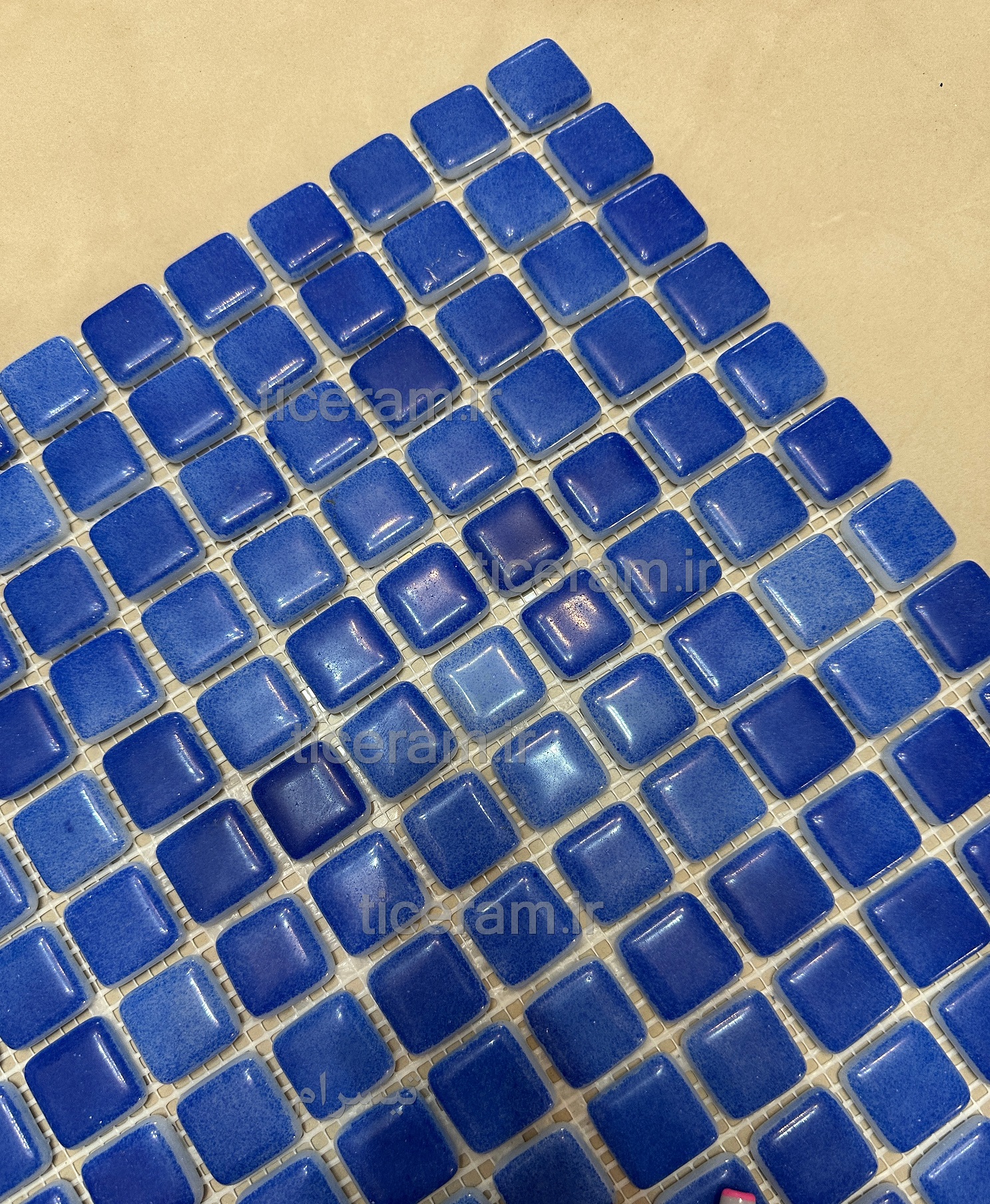 تایل شیشه ای سورمه ای استخر و جکوزی