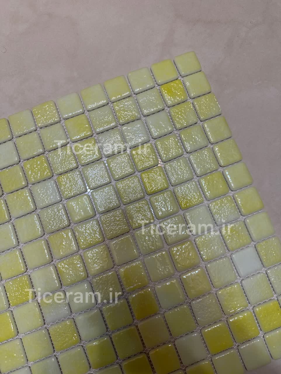 سرامیک شیشه پشت توری زرد سرا