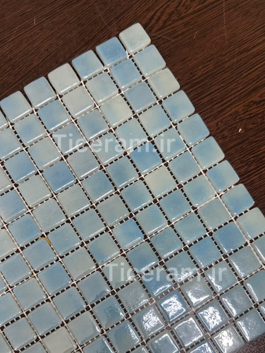 کاشی براق پشت توری آبی استخری