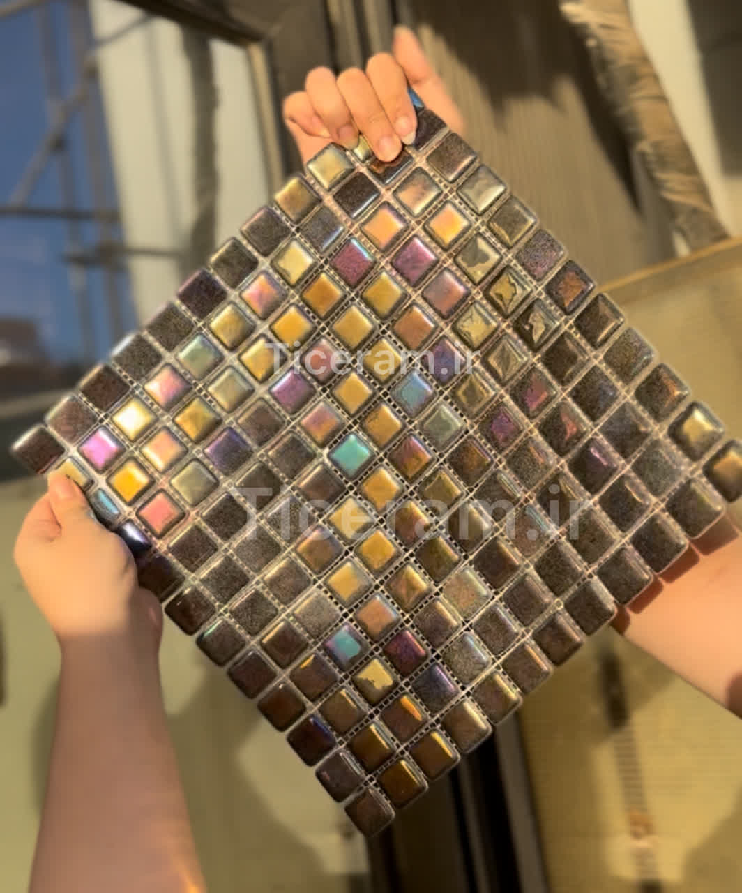 سرامیک طوسی پشت توری استخری پارلاک