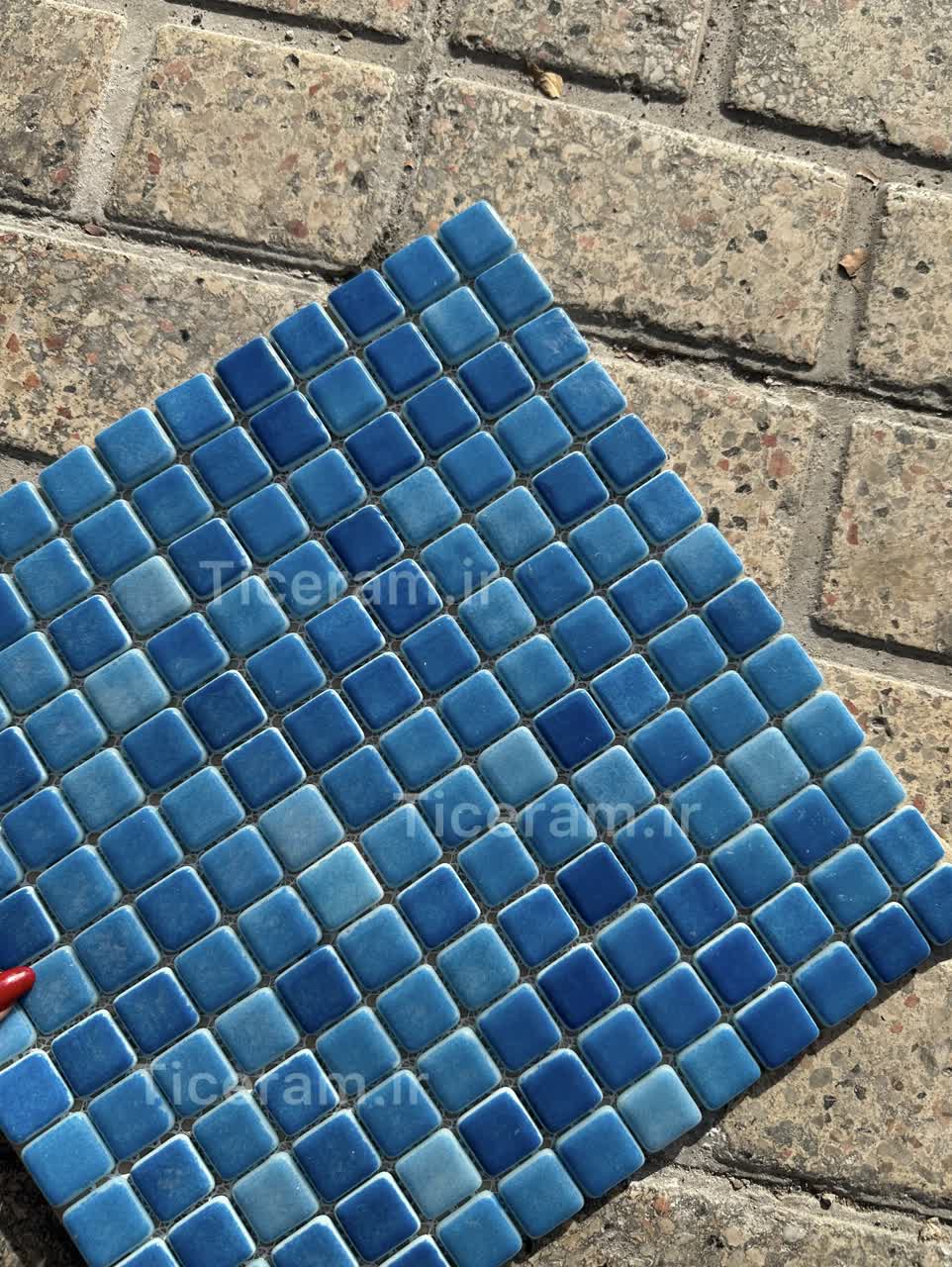 کاشی آبی تیره استخری پشت توری