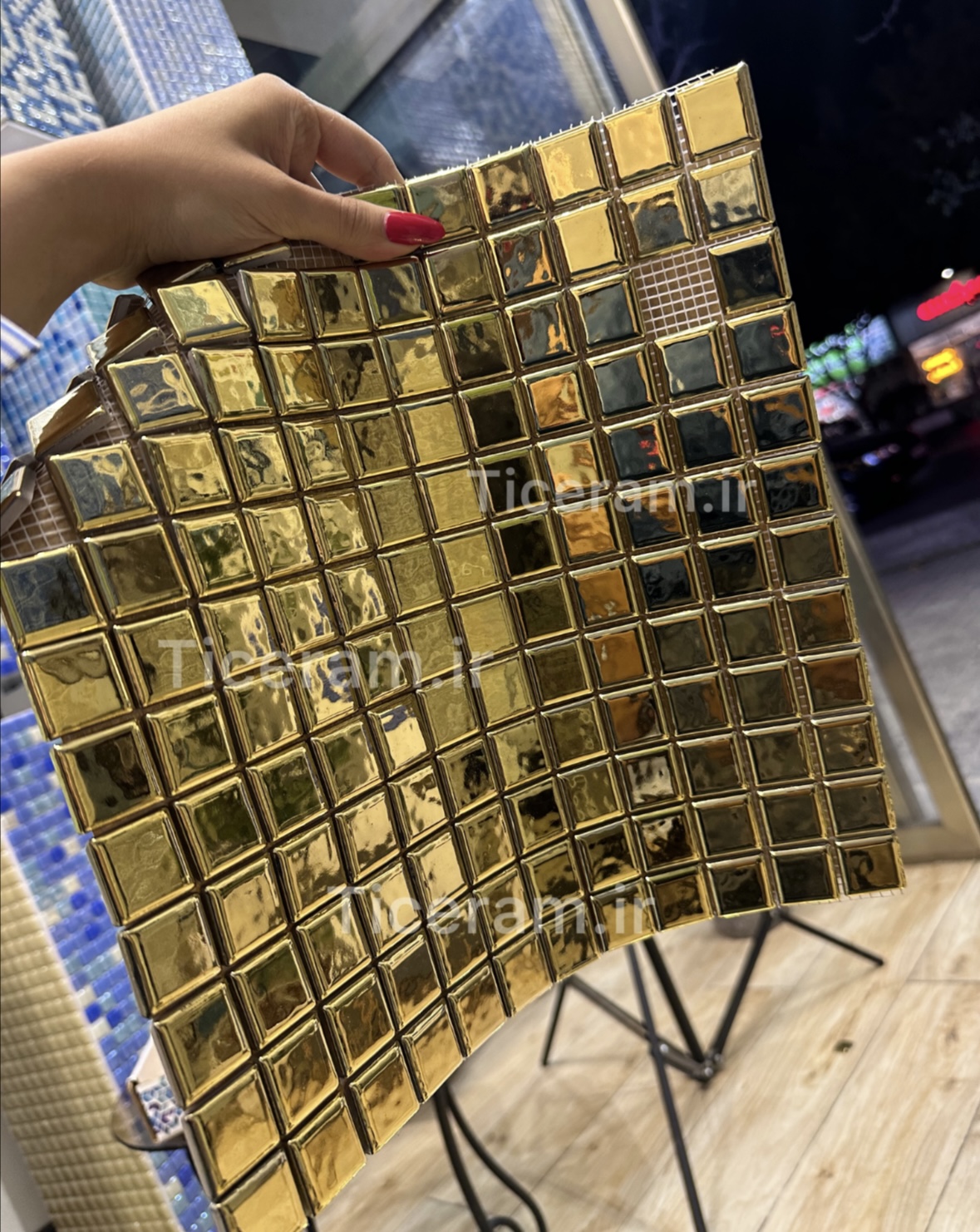 کاشی طلایی استخری پشت توری