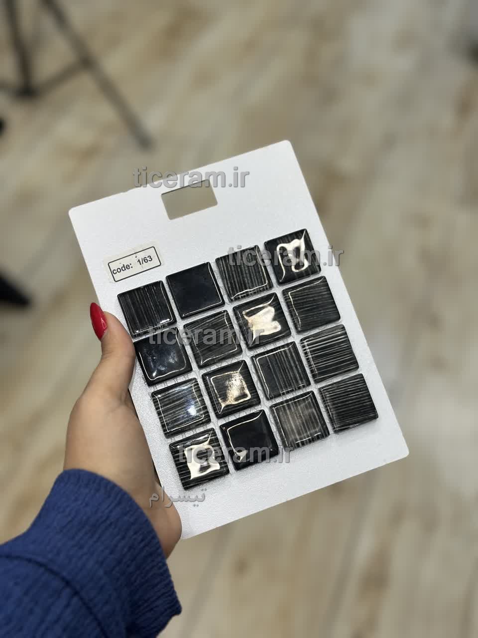 کاشی استخری مشکی شیشه ای پر طاووس