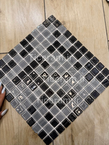 کاشی استخری پشت توری مشکی خاکستری زمرد شیشه ای